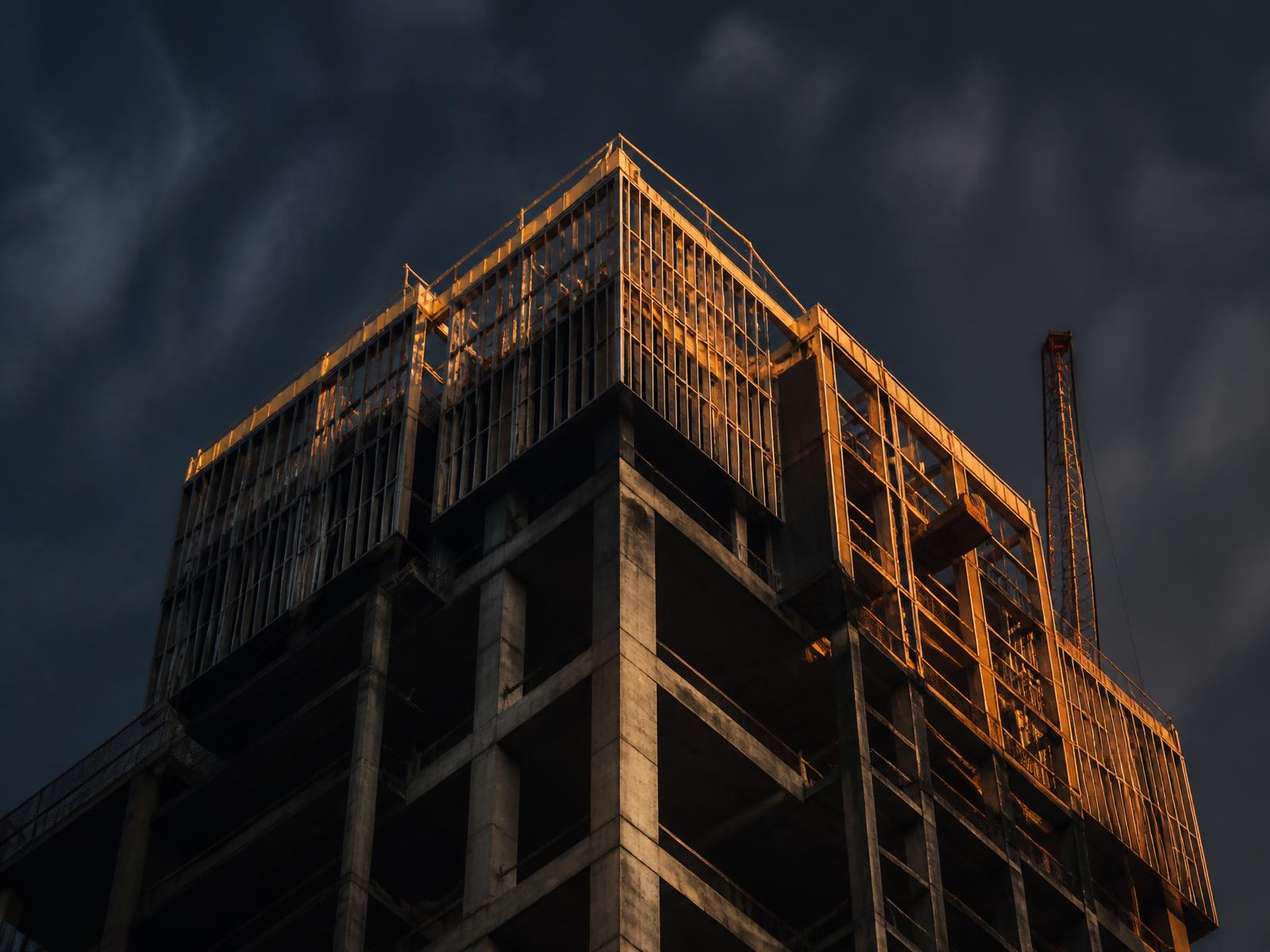 Estrutura em concreto e aço de uma obra ao entardecer
